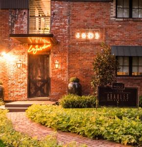 Κήπος έξω από το Lovely 1-br Condo W Hot Tub & Patio Pool Access