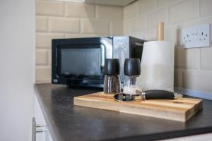 Η κουζίνα ή μικρή κουζίνα στο Cosy 2 bed flat in Merseyside