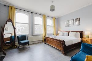 Ένα ή περισσότερα κρεβάτια σε δωμάτιο στο Elegant Fulham & Chelsea 3 Bed House With Roof Terrace & Jacuzzi