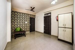 斋浦尔Hotel O AARAV HOTEL的客厅配有吊扇和绿色椅子