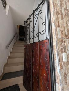 ミンドにあるTraveler's Houseの階段入り戸