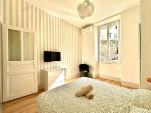 a bedroom with a bed with a teddy bear on it at Le Porte de France, 6 pers, 300 m gare, Climatisation in Grenoble