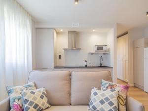 a living room with a couch and a kitchen at Apartamento Mar Salada La Maruca in Santander