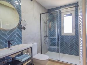 a bathroom with a shower and a toilet and a sink at Apartamento Mar Salada La Maruca in Santander