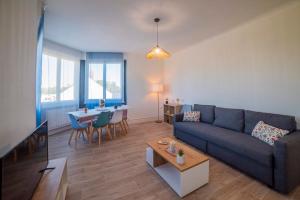 una sala de estar con un sofá y una mesa en Le Lahitolle, en Bourges