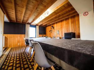 Haut BoisにあるRelais de Zoéの大きなベッドと椅子のある部屋