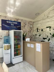 エレバンにあるLeyros & Andersen Hotelの冷蔵庫付き店