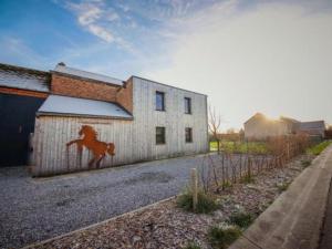 Haut BoisにあるRelais de Zoéの馬の絵が描かれた建物