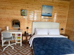 Ένα ή περισσότερα κρεβάτια σε δωμάτιο στο Valley view cabin in the woods on a farm