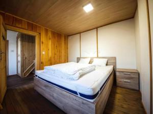 Haut BoisにあるRelais de Zoéの木の壁の部屋にある大きなベッド +31枚の写真