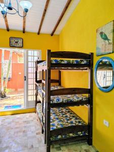 Кровать или кровати в номере Chalés Ilhabela