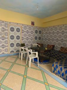 ミルレフトにあるTayirt Guesthouseのテーブルと椅子、タイルが備わるお部屋