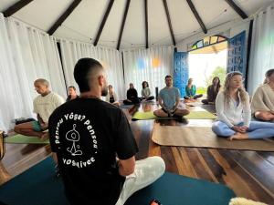 a group of people sitting in a yoga class at CABANA OCTAGONAL c BANHEIRA in Urubici +15 photos