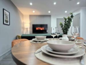 Μια τηλεόραση ή/και κέντρο ψυχαγωγίας στο Long Stays Welcome 4BR 3 Bath Parking Garden