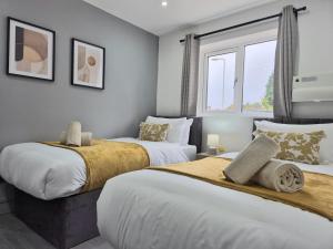 Ένα ή περισσότερα κρεβάτια σε δωμάτιο στο Long Stays Welcome 4BR 3 Bath Parking Garden