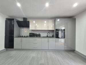 Η κουζίνα ή μικρή κουζίνα στο Long Stays Welcome 4BR 3 Bath Parking Garden