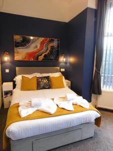 een slaapkamer met een bed met handdoeken erop bij Shannon suite in Southport