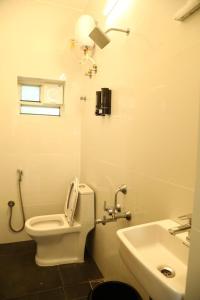 a bathroom with a toilet and a sink at T Nagar 1BHK Studio Shopping Cntrl - G3 Tulsi in Chennai