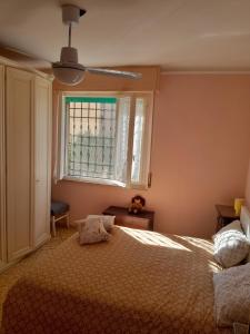 ピサにあるAffittacamere Room Rental Pisaのベッドと窓のある寝室
