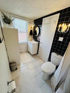 Afbeelding uit fotogalerij van Classic Colonial House facing Niagara Falls in Niagara Falls