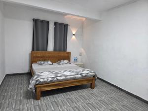 Un dormitorio con una cama en una habitación con ventana. en The Palms Property, en Long Mountain