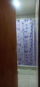 eine Dusche mit einem lila Duschvorhang im Bad in der Unterkunft Departamento nuevo cerca de micro centro 5 in San Luis
