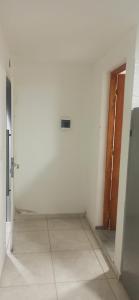 ein leerer Raum mit einer weißen Wand und einer Tür in der Unterkunft Departamento nuevo cerca de micro centro 5 in San Luis