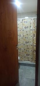 eine Tür in einem Raum mit einer Wand aus Baumstämmen in der Unterkunft Departamento nuevo cerca de micro centro 5 in San Luis + 3 Fotos