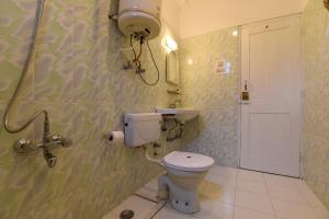 Ένα μπάνιο στο Hotel O Manali Meadows