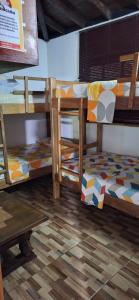 a room with two bunk beds and a table at Cabaña La Manuela Coveñas in San Antero