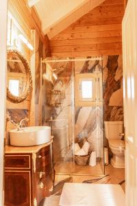 Phòng tắm tại Maison de Montagne Florina +30 ảnh