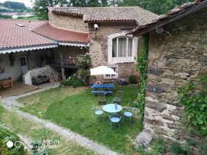 Taman di luar Authentic & charming dans les Monts du Lyonnais, animaux acceptés