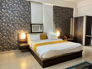 a bedroom with a large bed in a room at Hotel P S Villa & Banquet in Agra