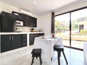 Dapur atau dapur kecil di Casa Chika, Playa Grande, Guanacaste 4