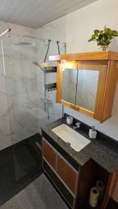 łazienka z umywalką i prysznicem w obiekcie Lower Floor In Flor do Campo - Santana w mieście Santana +18 zdjęć
