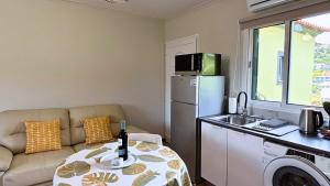 una sala de estar con un sofá y una mesa en Island Loft, en Ribeira Brava