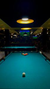 a pool table with a ball on top of it at Vista Mar Loft Apartment Downtown Valparaíso in Valparaíso