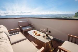 a balcony with a table and chairs and a window at Verduno Panorama in Verduno