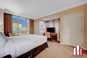 une chambre avec un grand lit et une grande fenêtre dans l'établissement MGM Signature-09-821 1Br2Ba F1 Strip View Balcony Suite, à Las Vegas