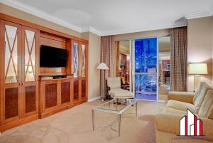 un salon avec un canapé et une télévision dans l'établissement MGM Signature-09-821 1Br2Ba F1 Strip View Balcony Suite, à Las Vegas