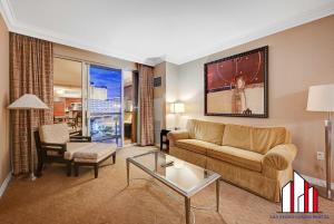 un salon avec un canapé et une table dans l'établissement MGM Signature-09-821 1Br2Ba F1 Strip View Balcony Suite, à Las Vegas 40 autres photos