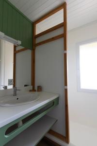 un bagno con lavandino e specchio di Chalet en plein nature, gorges de la Dordogne a Sérandon