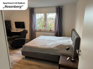 リップシュタットにあるFerienwohnung Lippstadtのベッドと机と椅子のある寝室