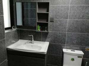 a bathroom with a sink and a mirror and a toilet at sea konws NO2 in Dali Airport +12 photos