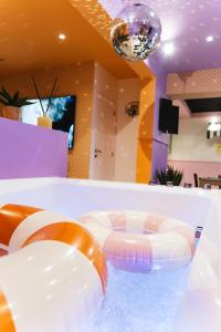 a pool of water with a chair in a room at My Funky House - Jacuzzi, Sauna, billard, cinéma, Nintendo Switch, jeux, filet suspendu in Manage