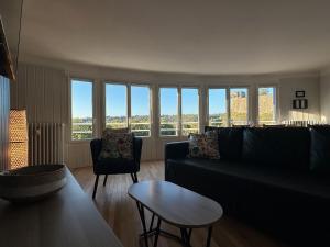 una sala de estar con un sofá y una mesa en Beaux-Regards, en Saint Lo