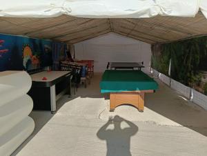 l'ombra di un uomo in una stanza con un tavolo da ping pong di Villa Relax a Galatone