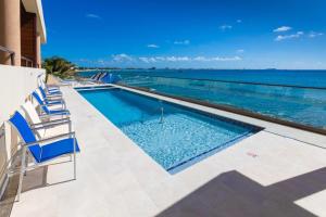 Πισίνα στο ή κοντά στο SeaDreams 1 - Luxury Condo with Shared Pool, Hot Tub, Rooftop Lounge
