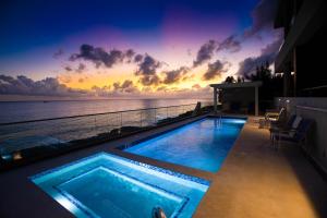 Πισίνα στο ή κοντά στο SeaDreams 1 - Luxury Condo with Shared Pool, Hot Tub, Rooftop Lounge