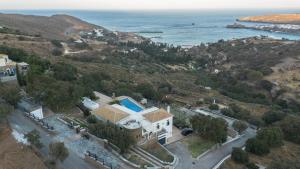 アンドロスにあるVilla Nikiの海辺の家屋